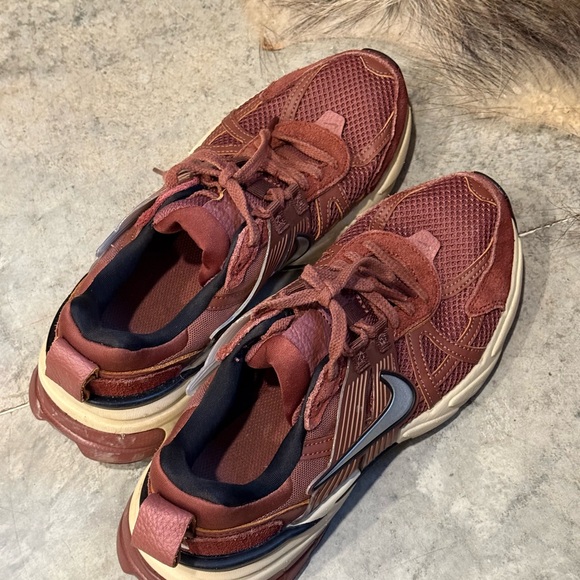 Women Nike Red and Tan Running Shoes - Picture 2 of 4